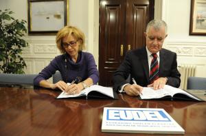La presidenta de EUDEL, Ibone Bengoetxea y el presidente del Consejo General del Notariado y decano del Colegio Notarial de País Vasco, Manuel López Pardiñas