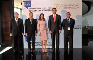 Manuel López Pardiñas (derecha) y Joan Carles Ollé (izquierda), presidente y vicepresidente del Consejo General del Notariado, junto a los Príncipes de Asturias y el ministro de Justicia