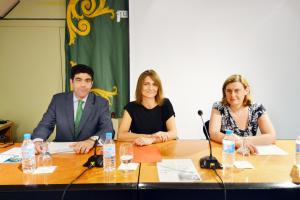 De izquierda a derecha, Iván Heredia, profesor de Derecho Internacional Privado de la UAM y codirector del seminario; Irene Blázquez, vicedecana de la Facultad de Derecho de la UAM y Palmira Delgado, delegada del Área Internacional del Notariado y codirectora del seminario.