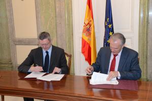 Alberto Ruiz-Gallardón, ministro de Justicia, y José Manuel García Collantes, presidente del Consejo General del Notariado, durante la firma
