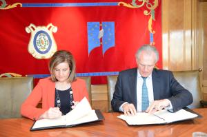 Fatima Báñez, ministra de Empleo y Seguridad Social, y José Manuel García Collantes, presidente del Consejo General del Notariado, durante la firma del convenio