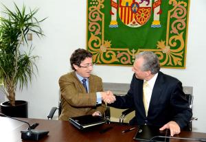 El Secretario General de la FEMP, Ángel Fernández (izquierda), y el Presidente del Consejo General del Notariado, José Manuel García Collantes, durante la firma del convenio